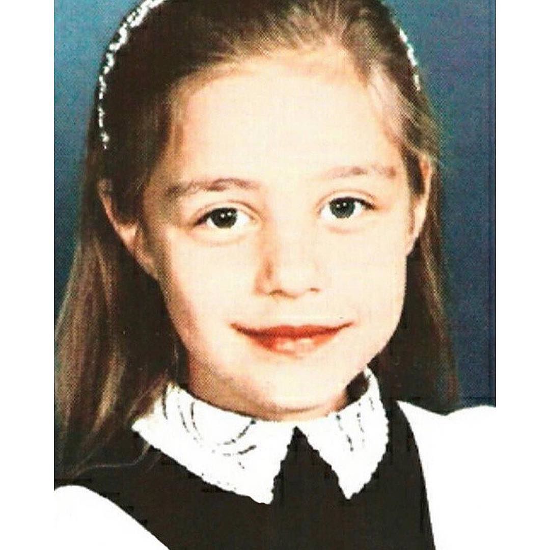 Тіна Кароль у шкільній формі