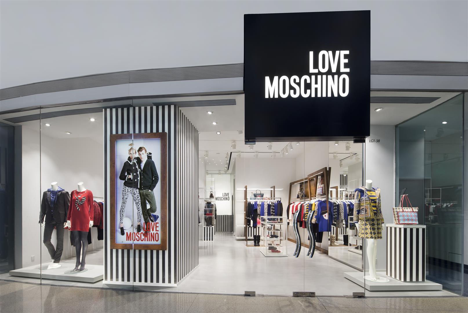 Love Moschino – одяг, взуття та аксесуари, з якими вдасться створити незабутній образ