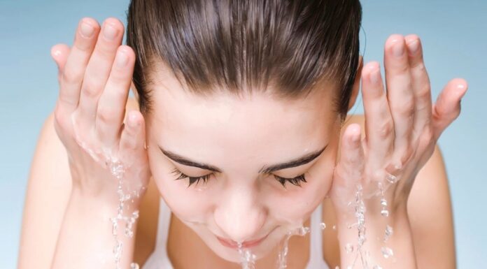 Догляд за жирною та проблемною шкірою: що працює, а що ні