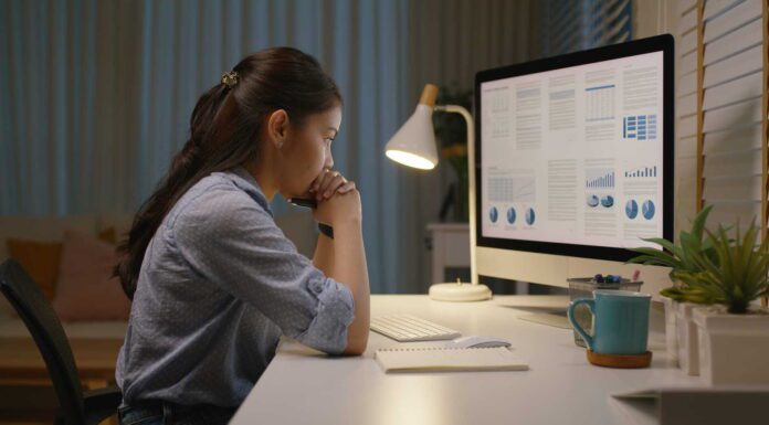 Сидяча робота: як компенсувати брак руху та зберегти здоров’я хребта та судин