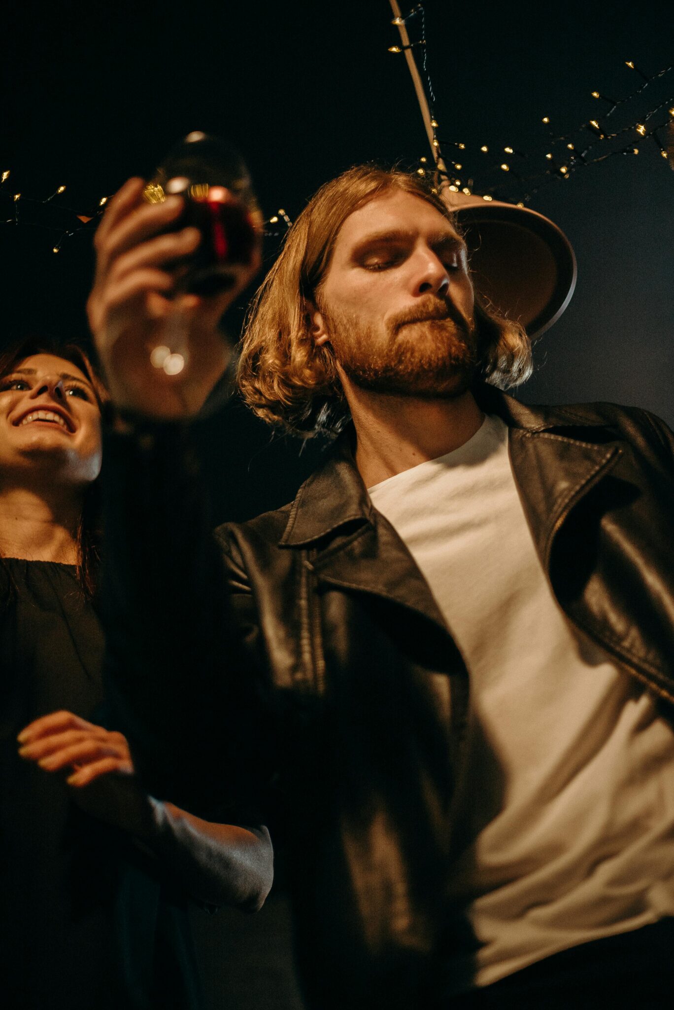 Сет из сыров, фруктов и закусок на деревянной доске