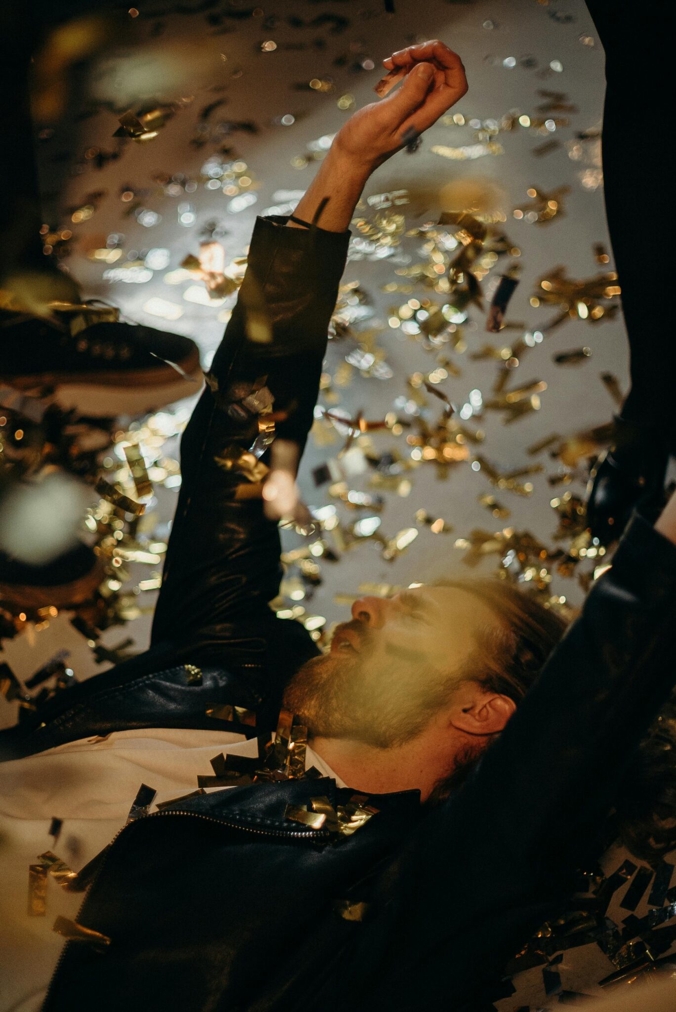 Женские руки держат бокалы с игристым