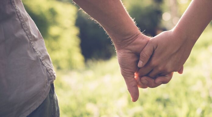 «Красные флажки» в отношениях на ранних этапах: на что обратить внимание, чтобы не разочароваться