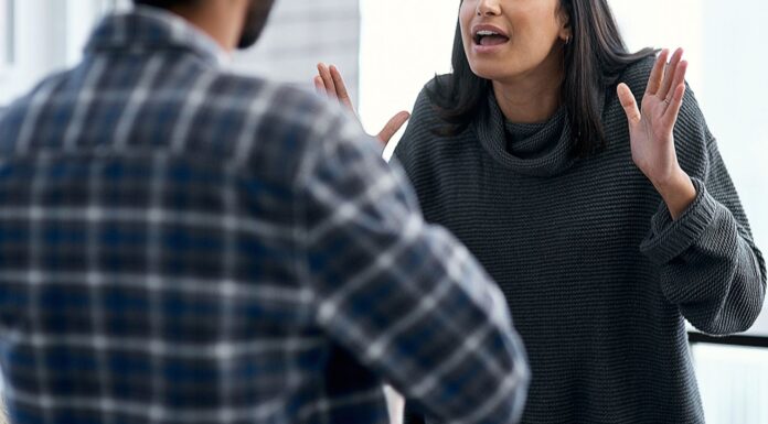 Газлайтинг: как распознать эмоциональное насилие в отношениях и защитить себя