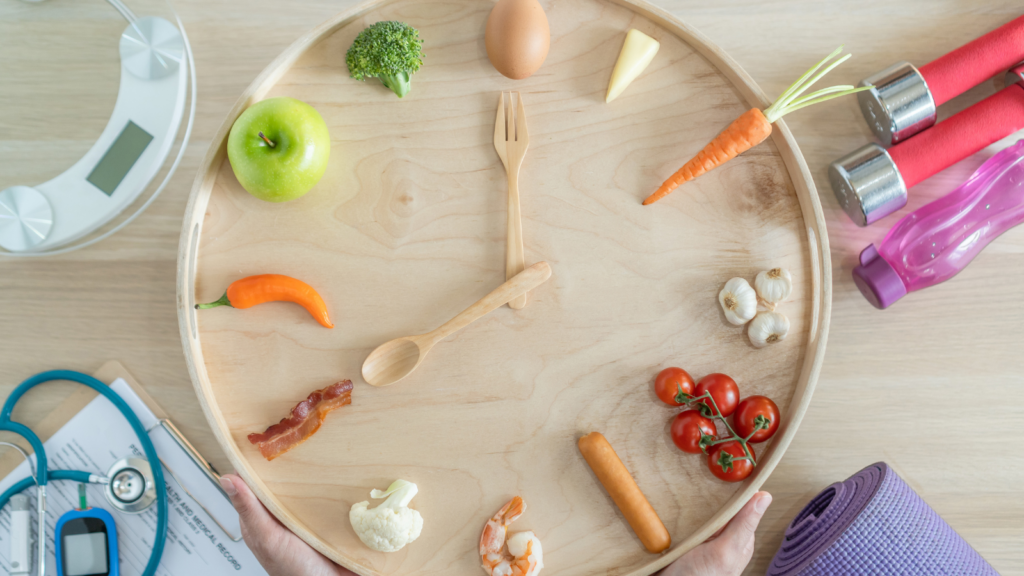 Девушка пьет чай утром