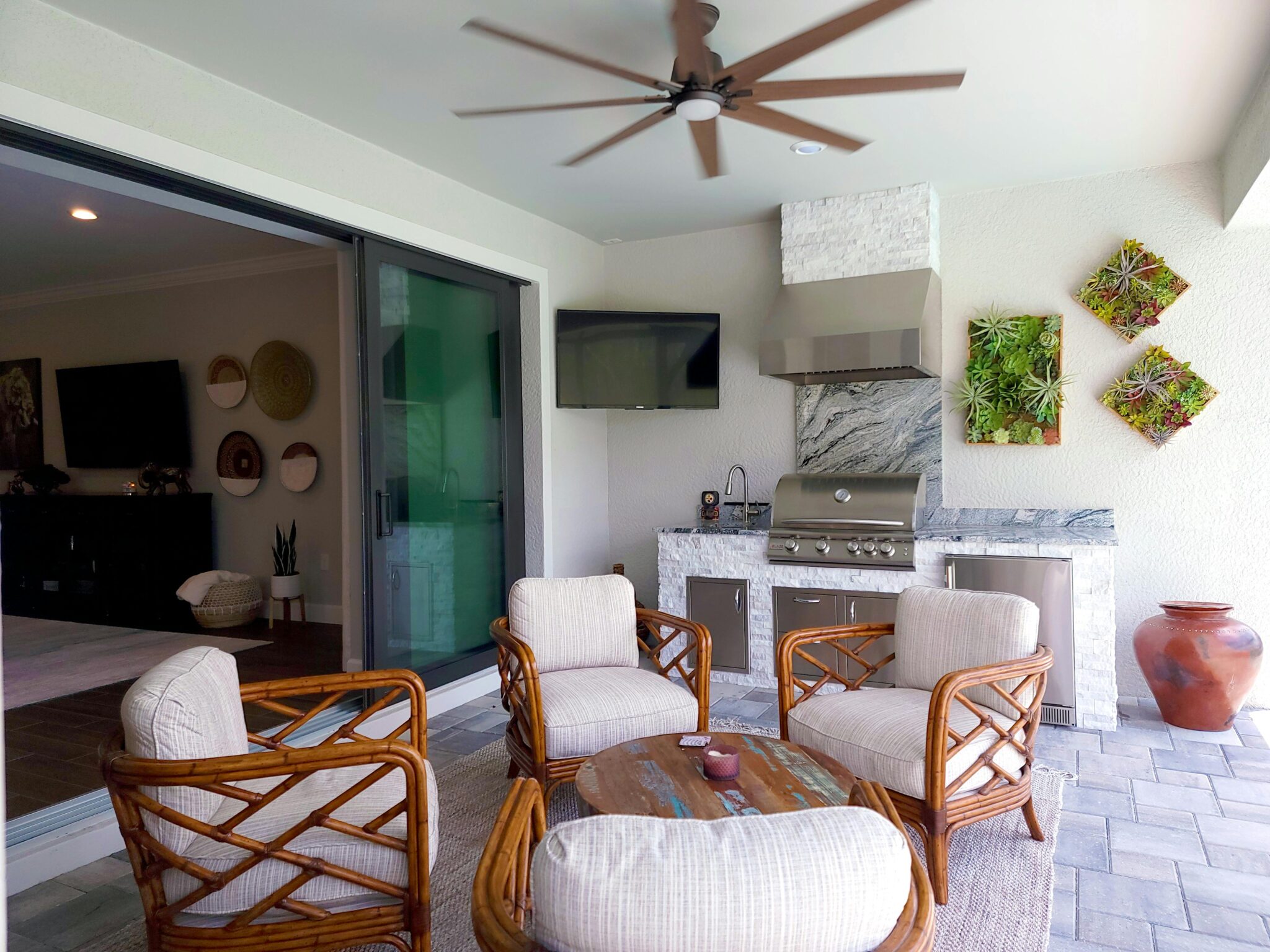 Успішна жінка посміхається і святкує свій успіх в офісі