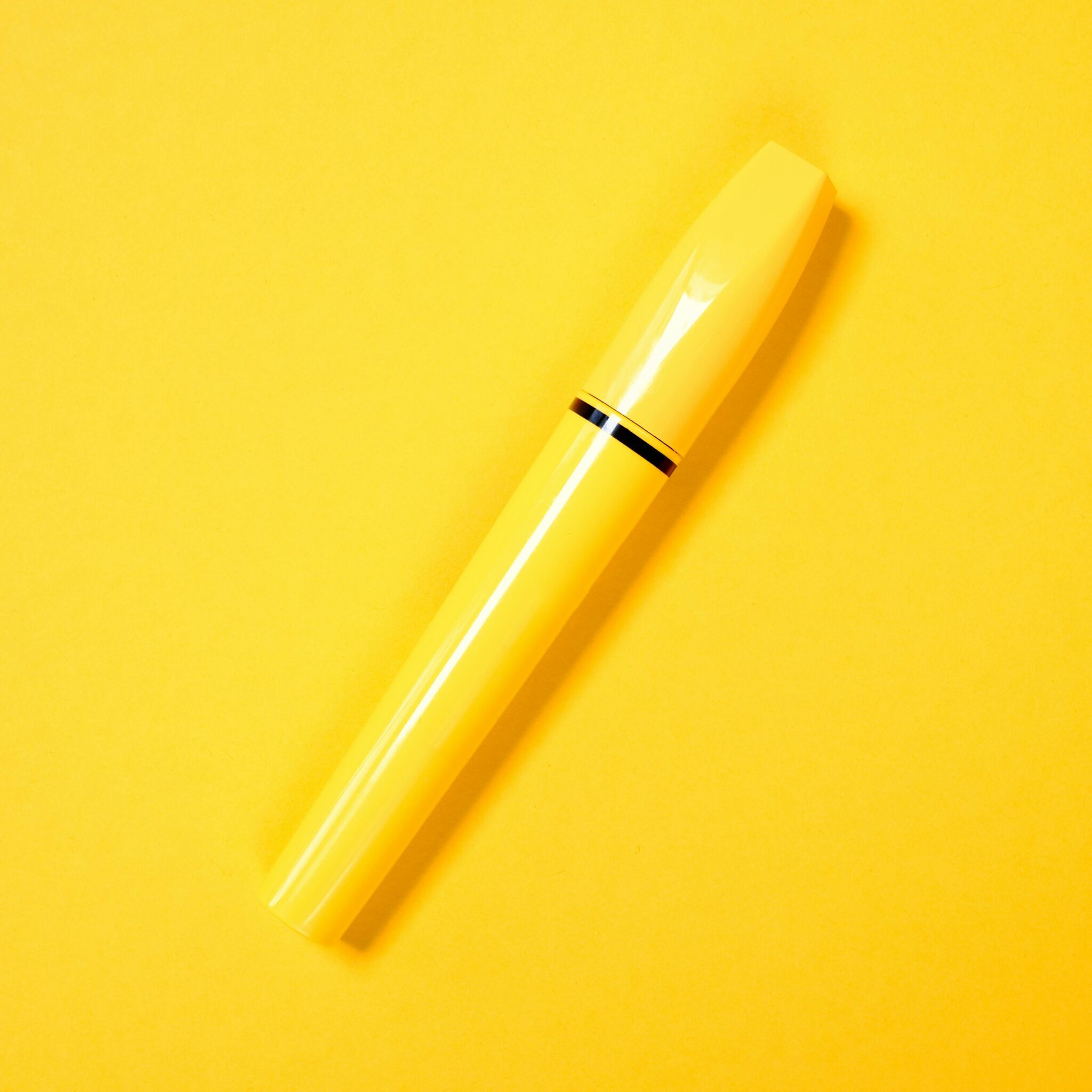 Жінка наносить туш на вії