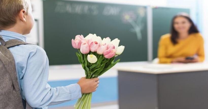 Учительница с учениками начальных классов