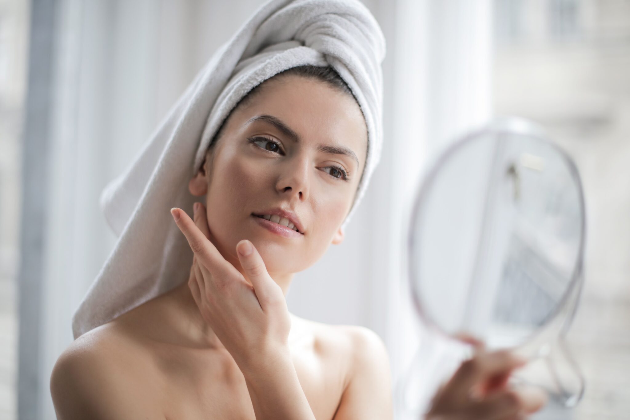 Втомлена дівчина, що відчуває слабкість через брак заліза